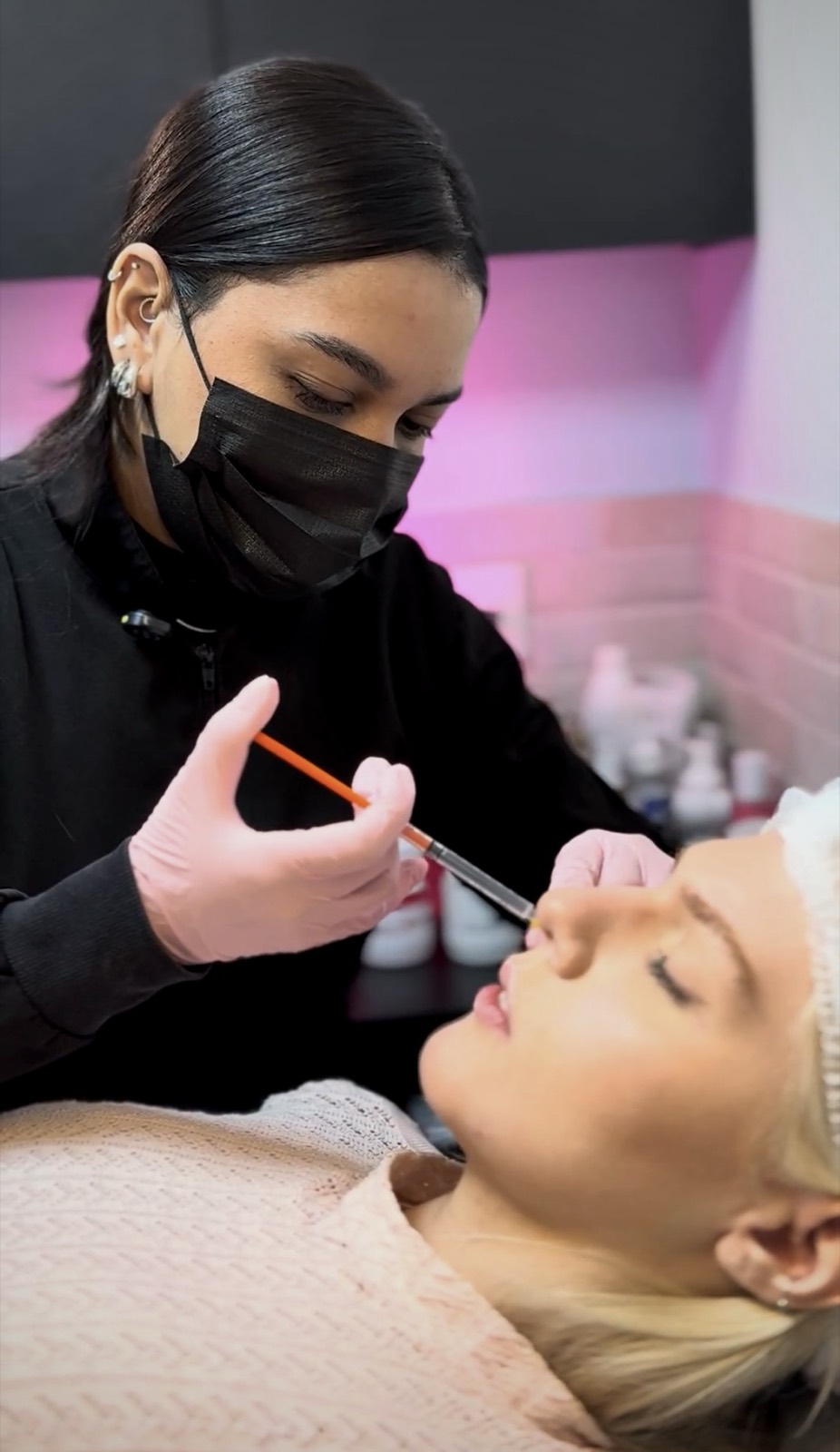 Procedimento facial realizado pela biomédica Kathleen Soares